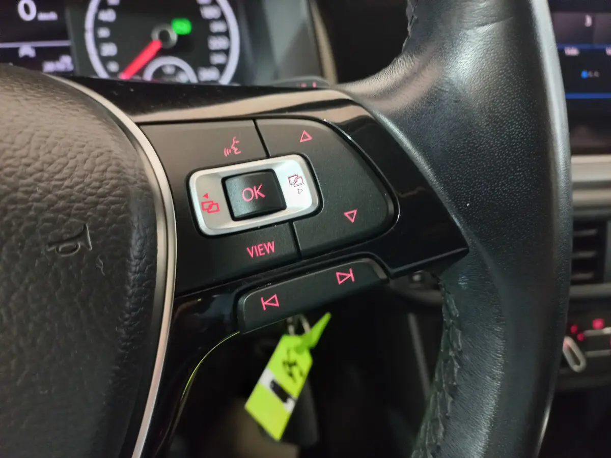 Gros plan sur les commandes au volant cuir noir de la Volkswagen Polo 1.0 TSI 95 DSG7 Lounge Business 2020.