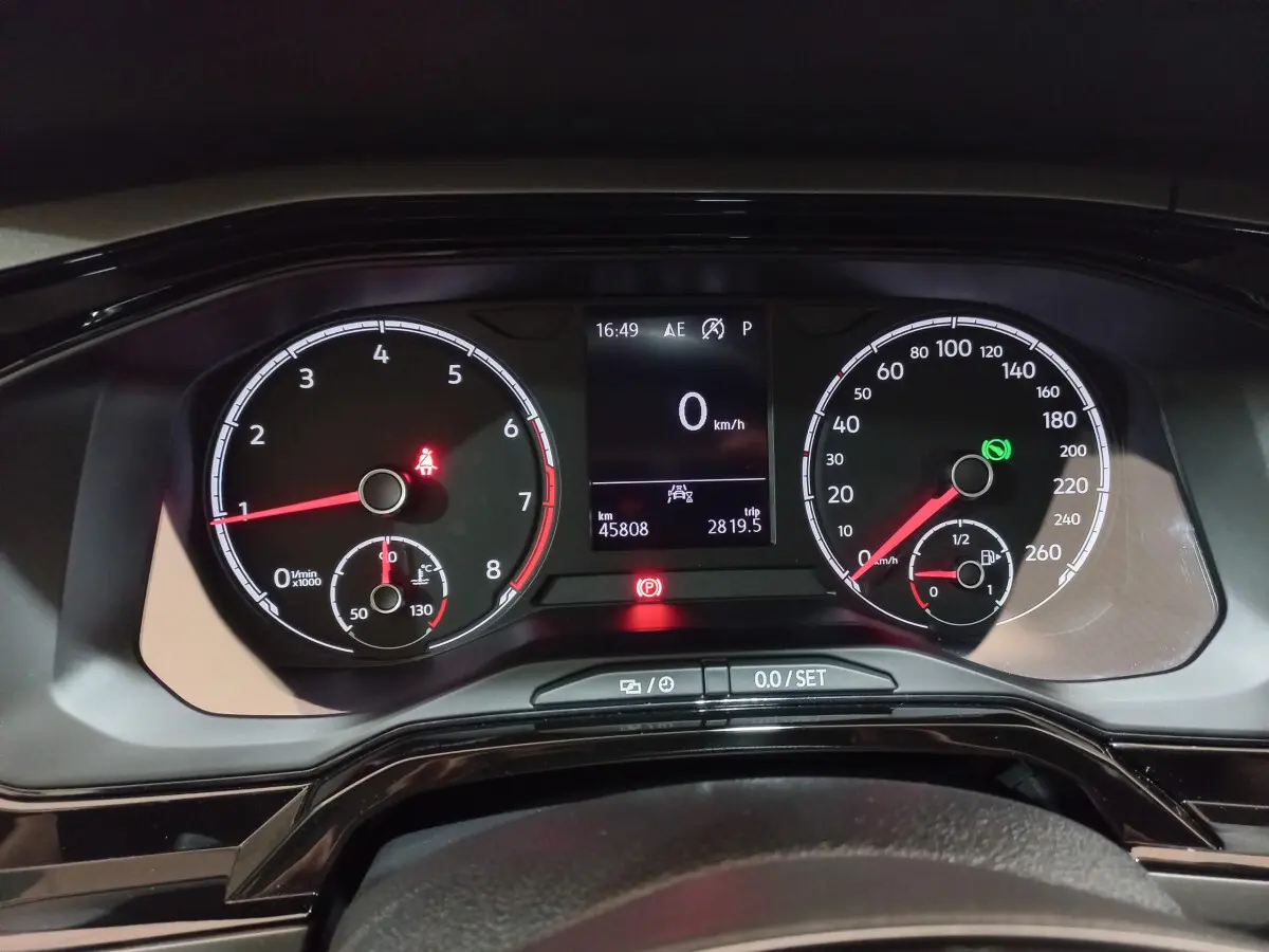 Tableau de bord numérique de Volkswagen Polo noire 2020, affichage multifonctions avec compte-tours et vitesse à zéro km/h.