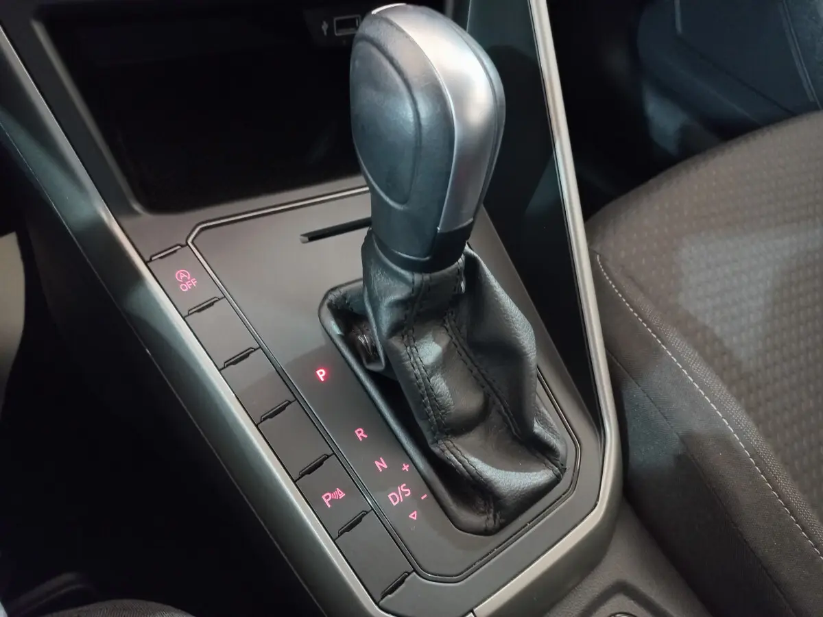 Le levier de vitesse automatique noir de la Volkswagen Polo 2020, vu en gros plan côté passager.