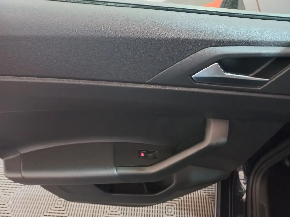 Poignée intérieure côté gauche de porte noire de Volkswagen Polo 2020 finition Lounge Business.