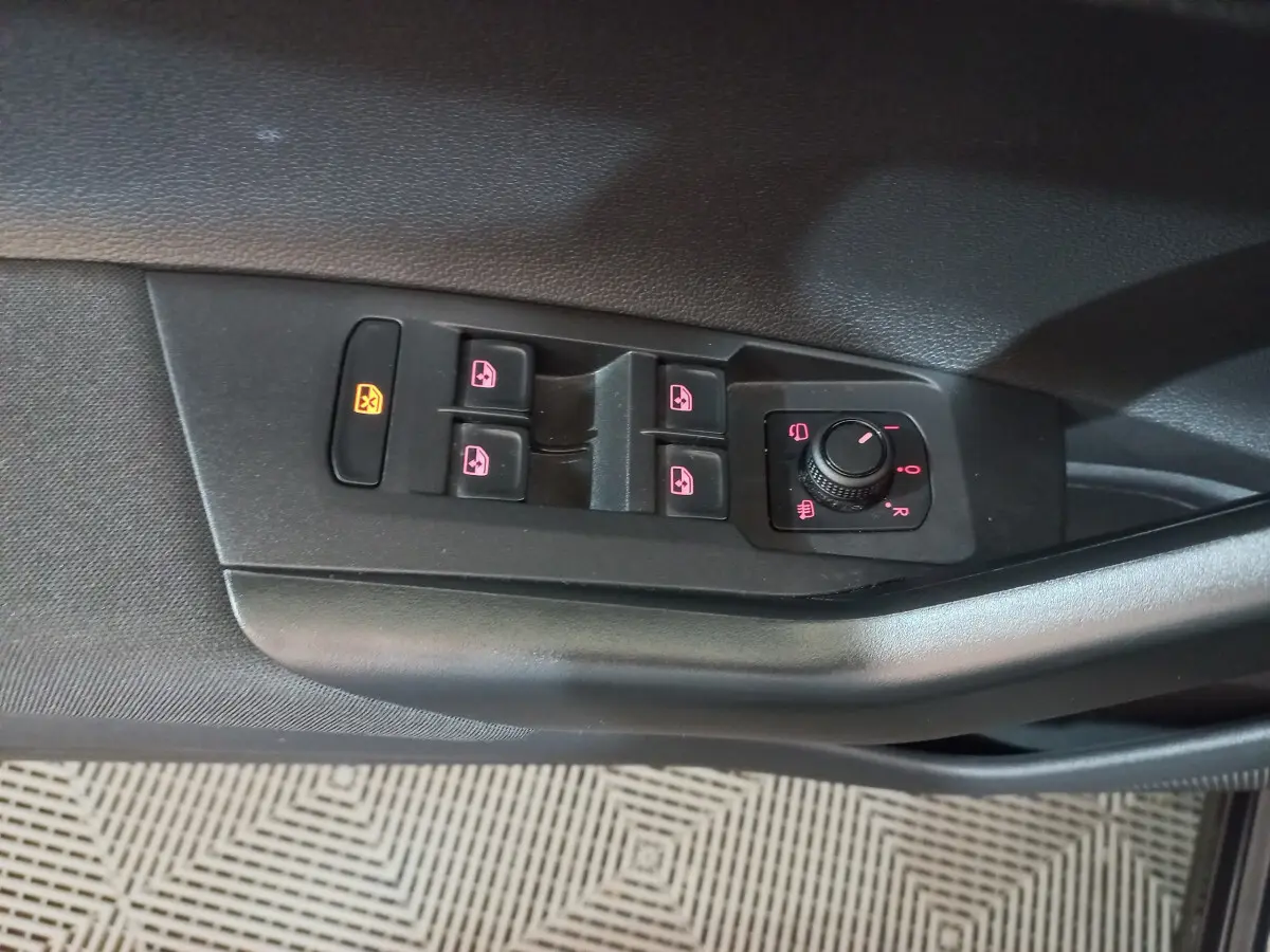 Panneau de commandes des vitres et rétroviseurs côté conducteur de la Volkswagen Polo noire 2020.