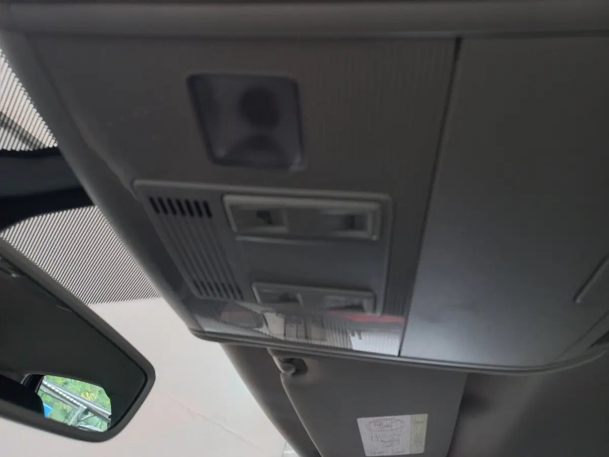 Vue en contre-plongée du plafonnier intérieur gris clair de la Volkswagen Polo noire de 2020.