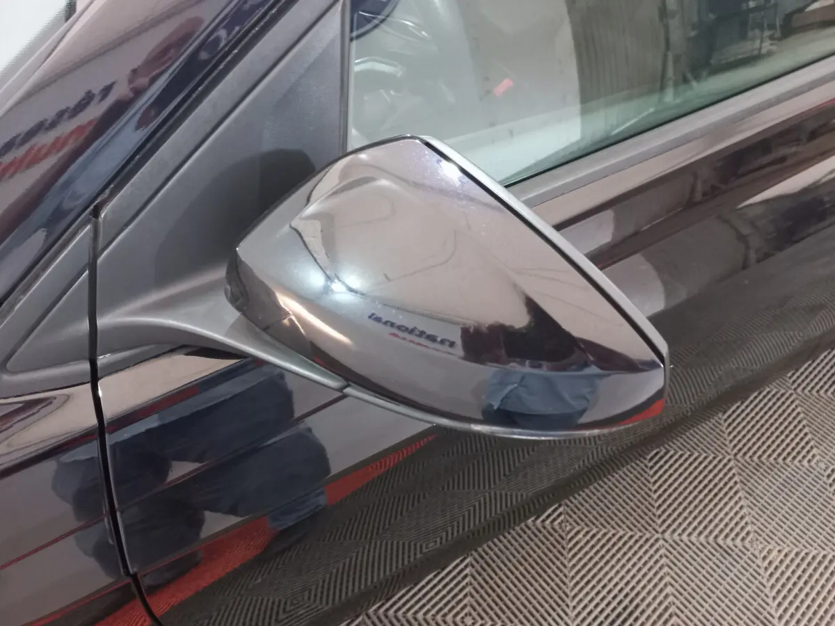 Rétroviseur extérieur côté gauche noir brillant de la Volkswagen Polo 1.0 TSI 95 DSG7 Lounge Business vue en gros plan.