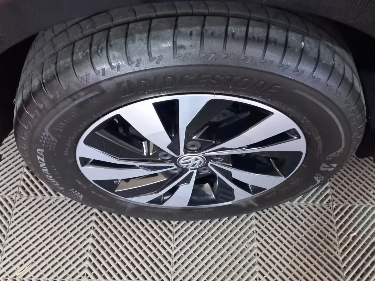 Gros plan sur la roue avant droite noire d'une Volkswagen Polo 2020 avec jante alliage bicolore moderne