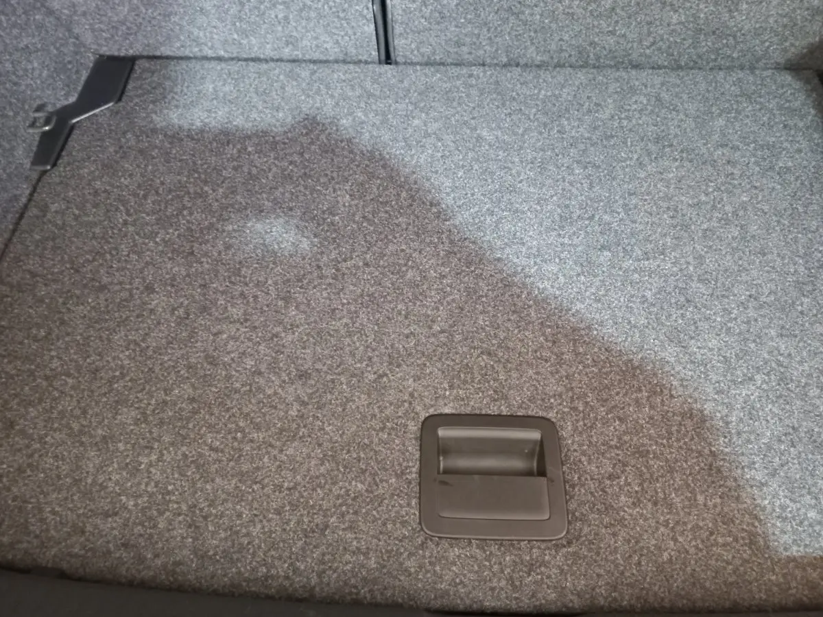 Gros plan sur le revêtement gris du coffre de la Volkswagen Polo 1.0 TSI 95 DSG7 Lounge Business 2020.