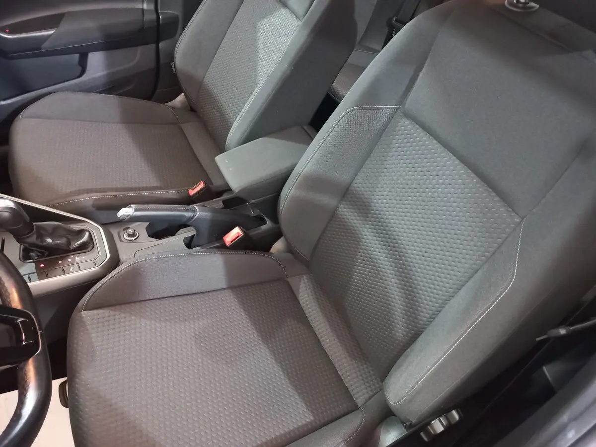 Vue rapprochée des sièges avant gris foncé et de la console centrale d'une Volkswagen Polo 2020 noire.