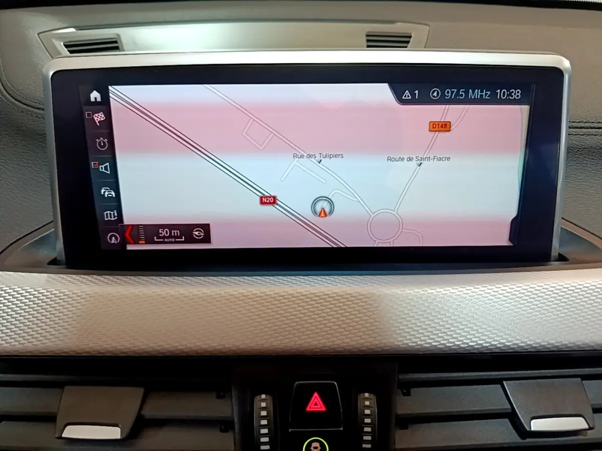 Écran tactile 8,8 pouces affichant la navigation 3D dans l'habitacle du BMW X1 blanc sDrive18i M Sport 2022.