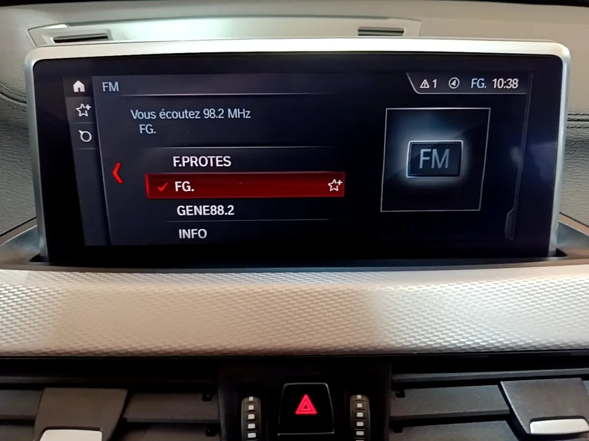 Écran tactile 8,8 pouces du système multimédia de la BMW X1 sDrive18i M Sport 2022, vue frontale intérieure.