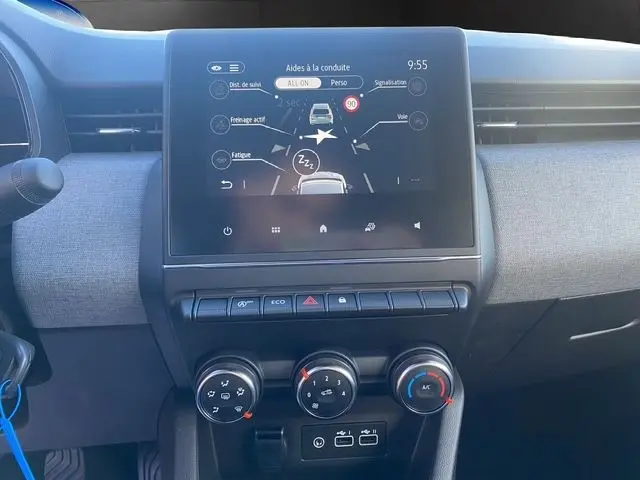Vue rapprochée de la console centrale de la Renault Clio V gris schiste, affichant l'écran tactile des aides à la conduite.