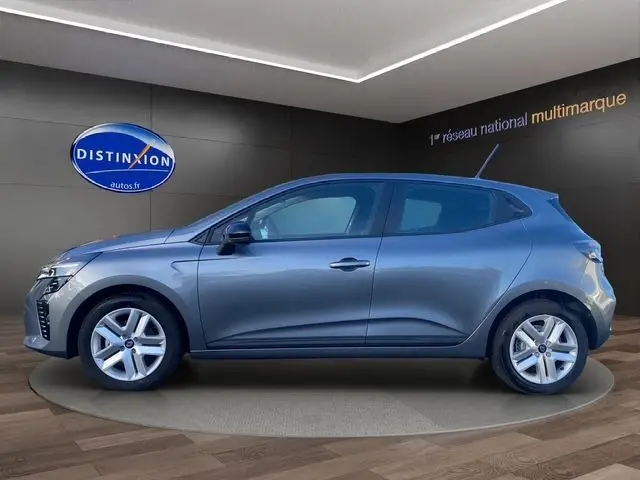 Profil droit de la Renault Clio V 1.5 DCI 100 Evolution gris schiste avec enjoliveurs 16'' Amiticia en showroom.