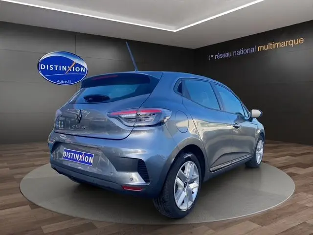 Vue 3/4 arrière droite d'une Renault Clio V gris schiste avec feux arrière Full LED et jantes 16 pouces.