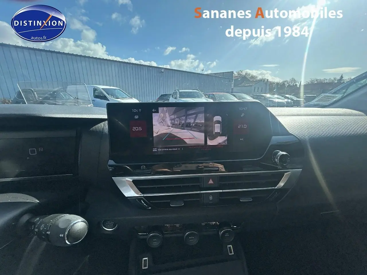 Tableau de bord de Citroën C4 2021 avec écran tactile affichant la caméra de recul, vue avant intérieure.