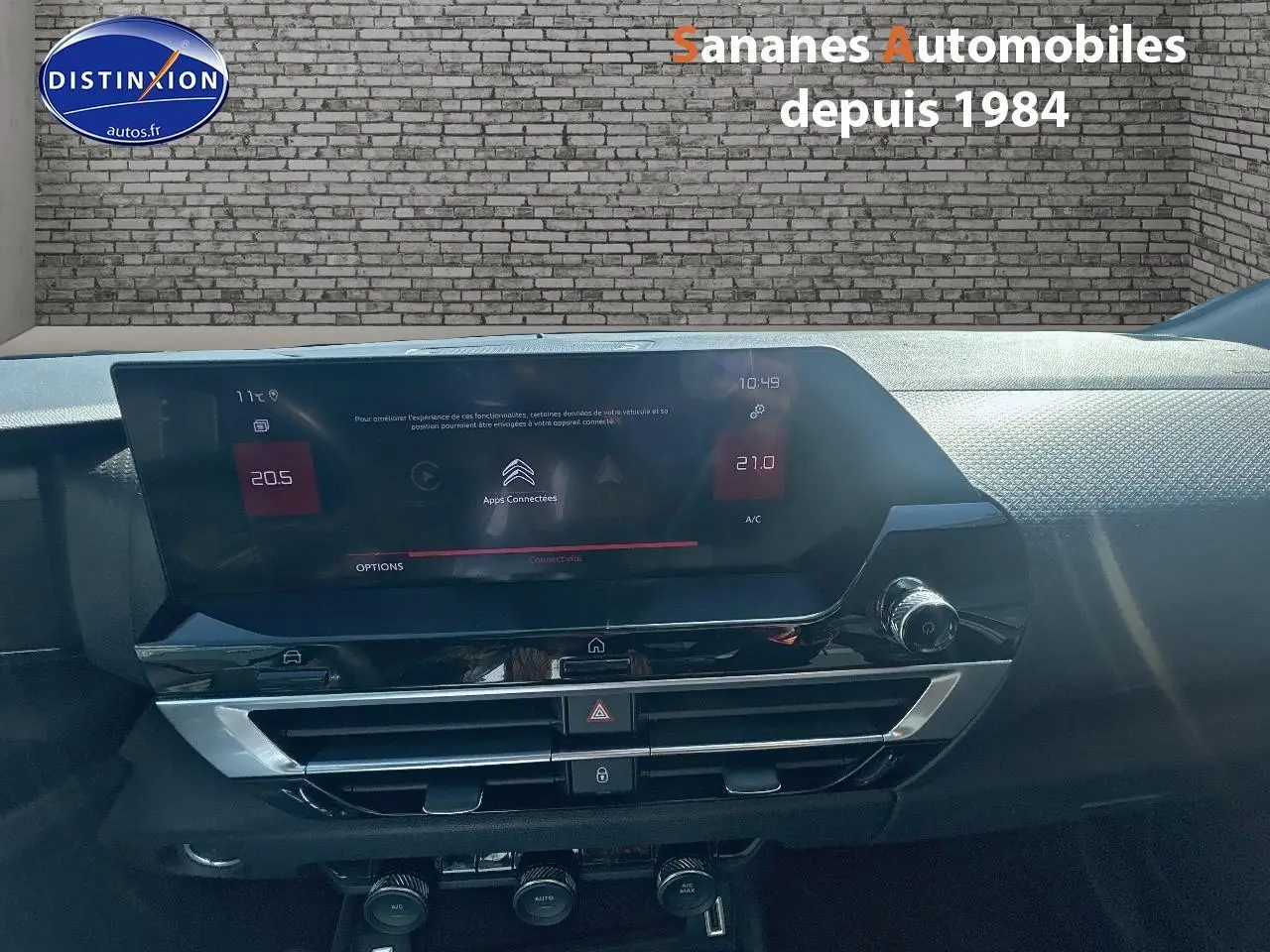 Tableau de bord de Citroën C4 bleu clair 2021, vue frontale centrée sur l’écran tactile et commandes climatisation.