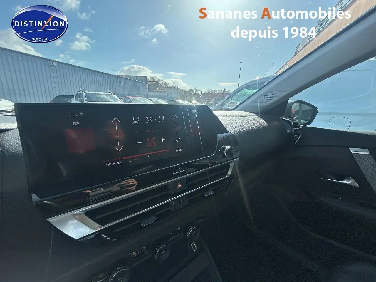 Vue intérieure côté passager du tableau de bord de la Citroën C4 2021 avec écran tactile et commandes de climatisation.