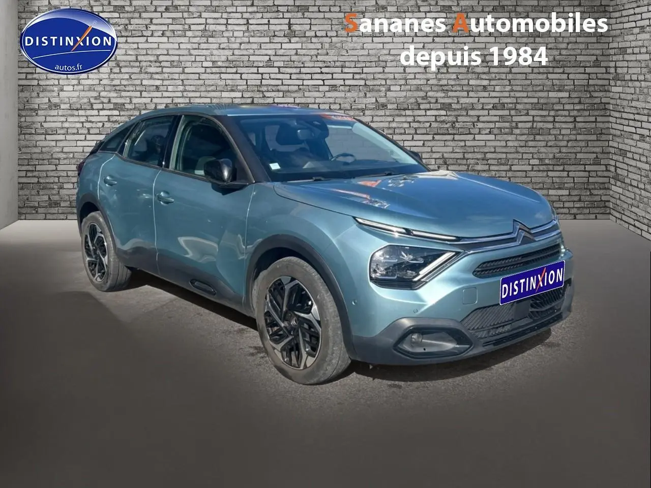 Citroën C4 bleu clair en 3/4 avant droit, avec jantes alliage noires et calandre distinctive moderne.