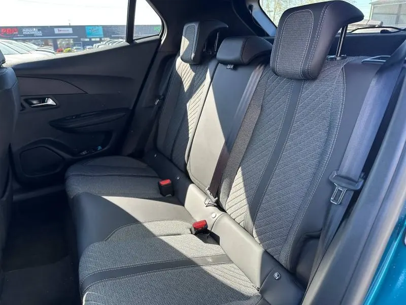 Vue intérieure côté droit des sièges arrière en tissu gris et cuir noir du Peugeot 2008 1.2 Hybrid 145ch Allure Bleu Obsession 2025.