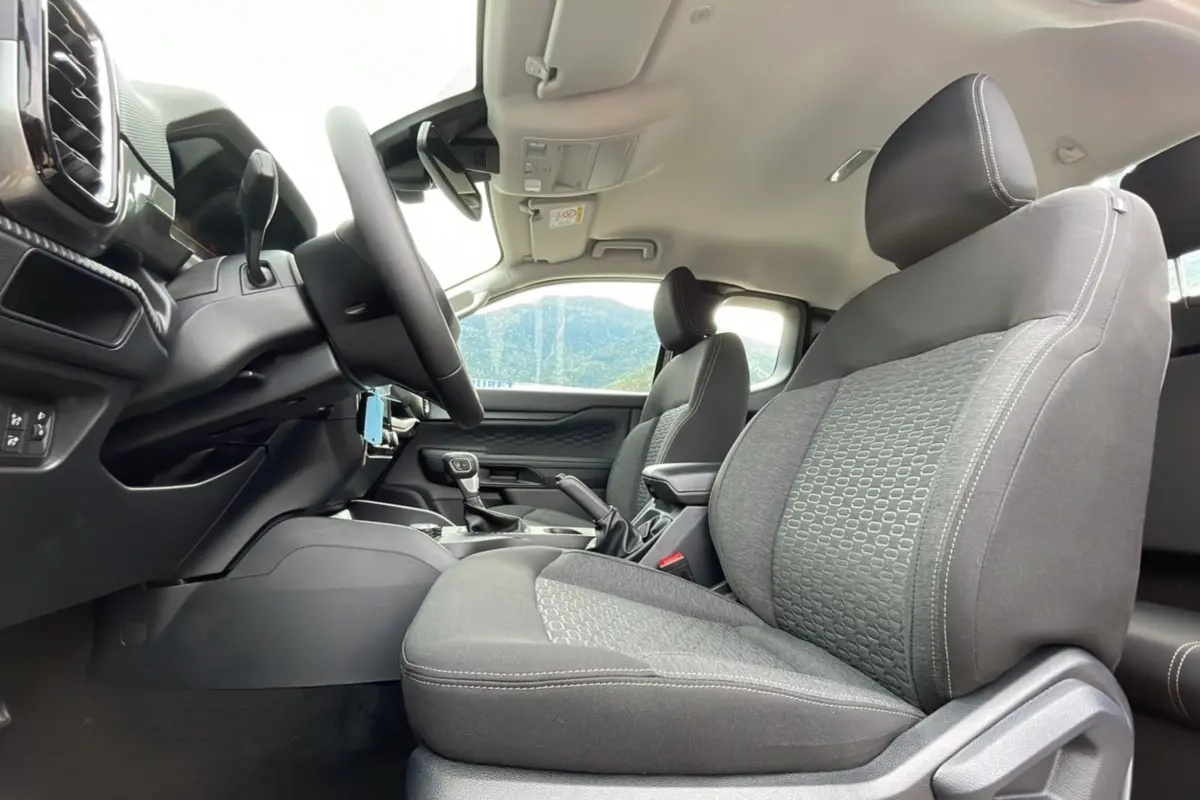 Intérieur du Ford Ranger 2025 XLT Supercab, vue côté conducteur sur les sièges tissu gris et le tableau de bord.