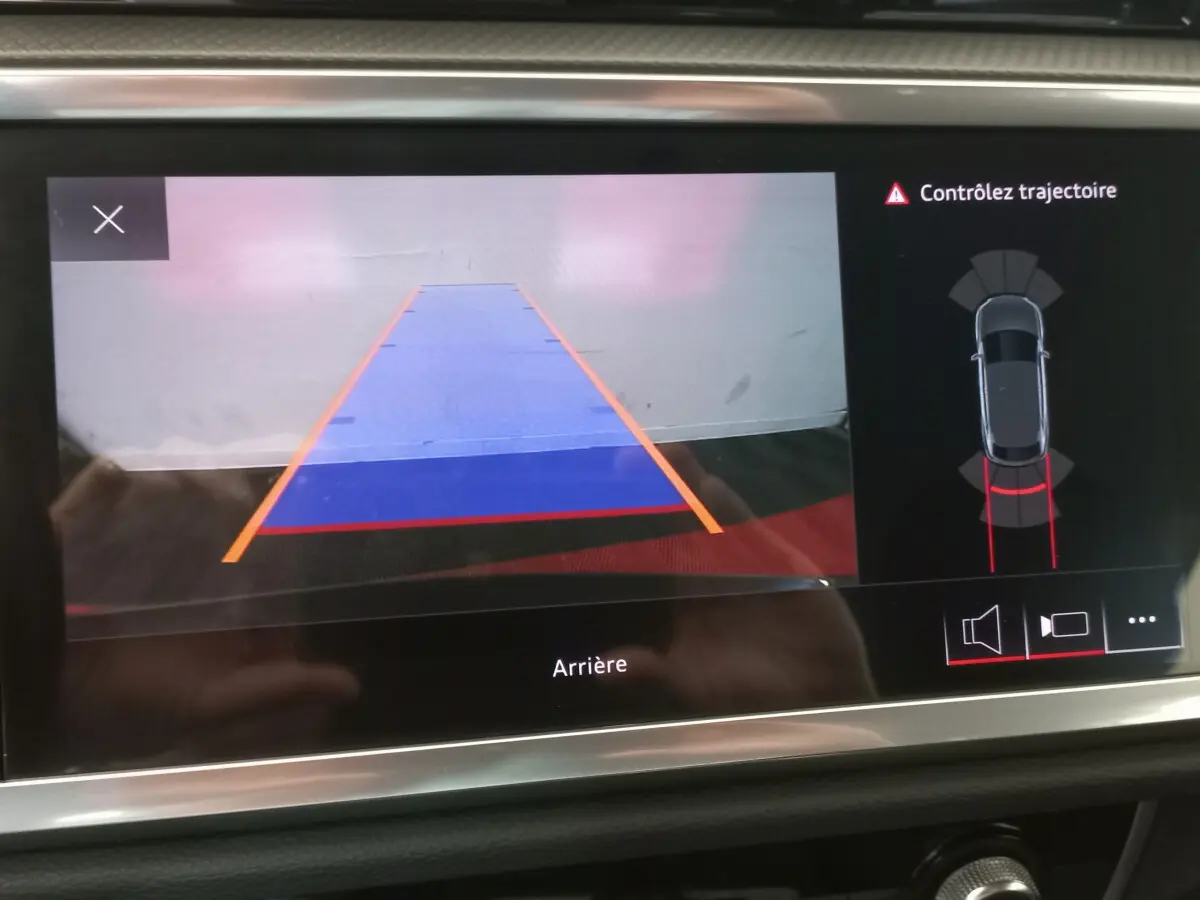 Affichage caméra de recul avec guidage coloré sur écran tactile de l'Audi Q3 Sportback noir, vue intérieure du tableau de bord.