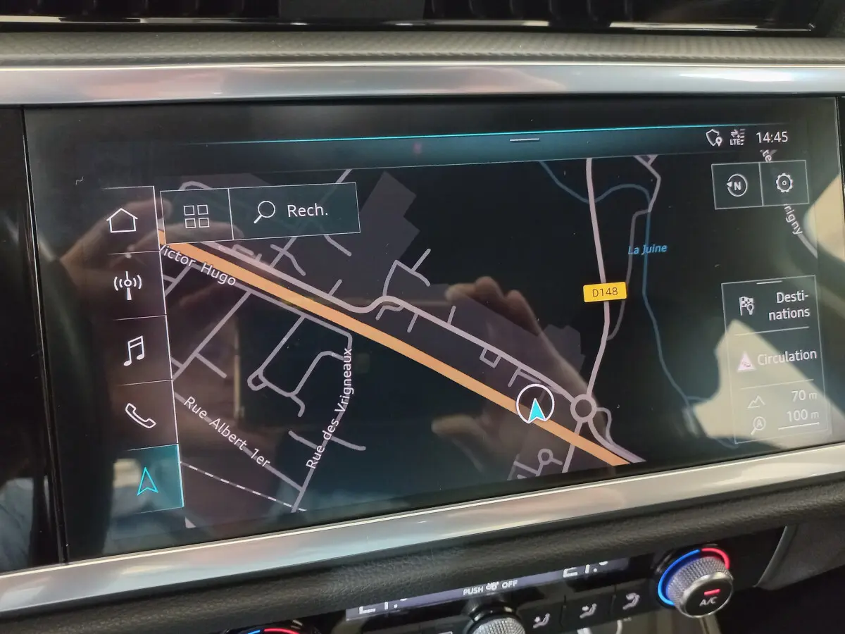 Écran tactile du système de navigation de l’Audi Q3 Sportback 35 TDI, affichant une carte routière détaillée.