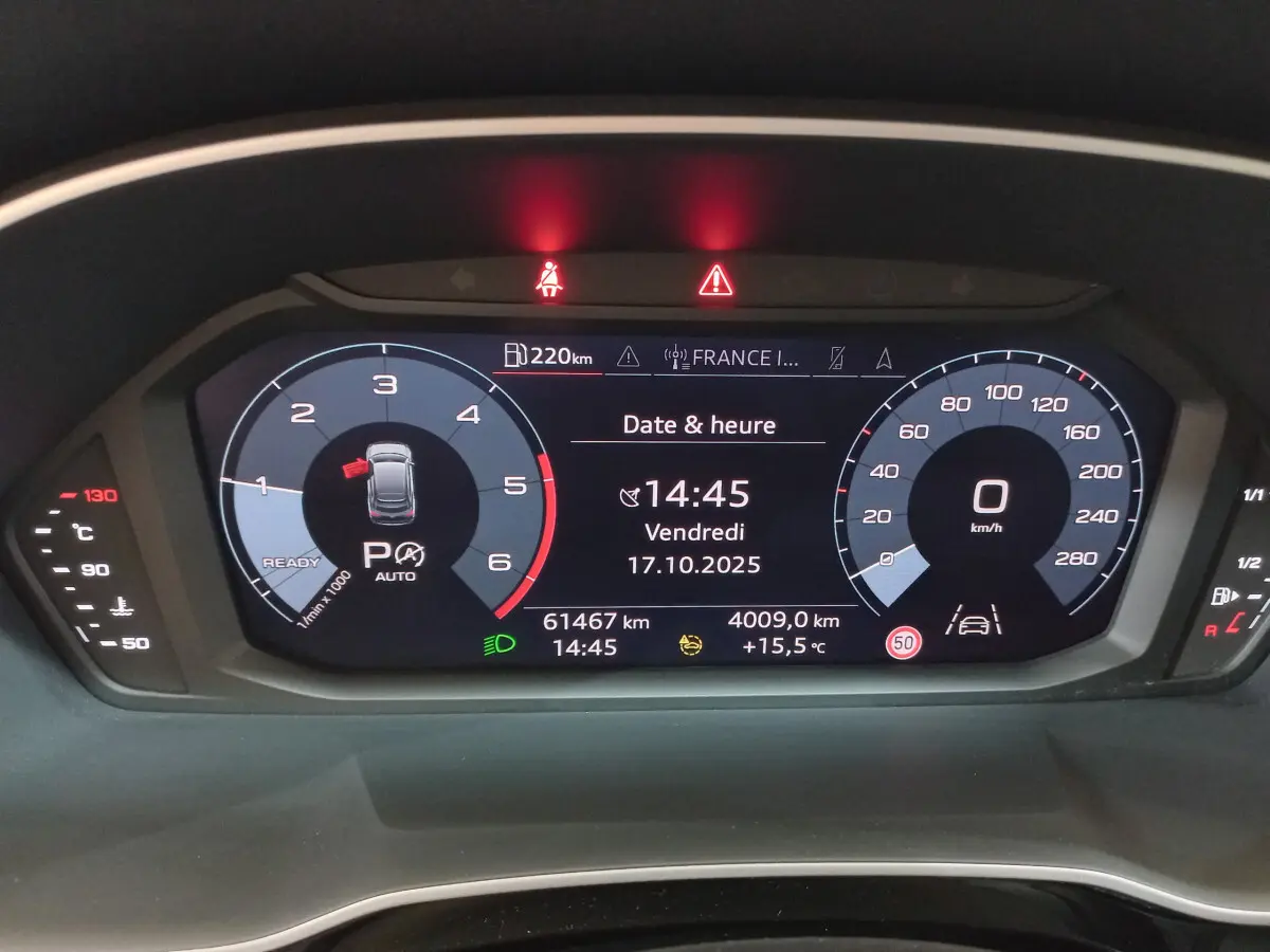 Tableau de bord numérique de l'Audi Q3 Sportback noir, affichant vitesse, compte-tours et informations de conduite.