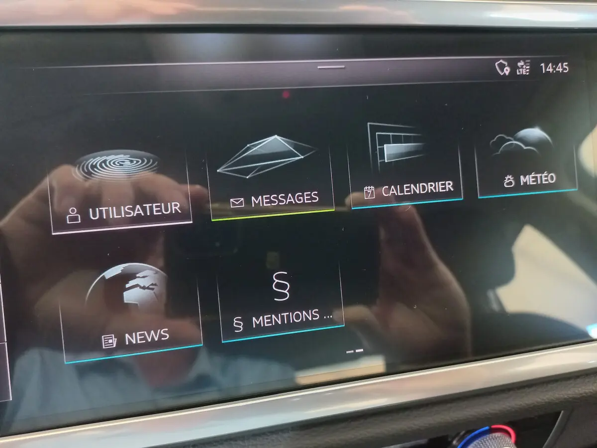 Écran tactile central de l'Audi Q3 Sportback noir 2020 affichant menu utilisateur, messages et météo.