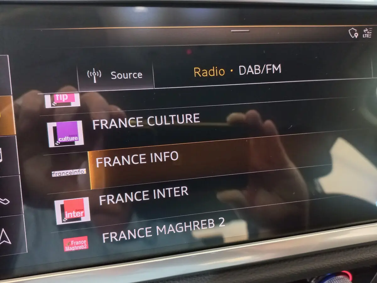 Écran tactile central de l'Audi Q3 Sportback 35 TDI 150 S tronic Business Line affichant les stations radio DAB/FM.