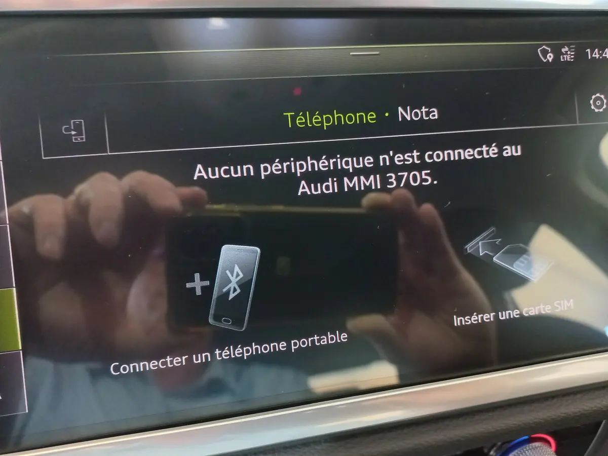 Écran tactile central de l’Audi Q3 Sportback noir 2020 affichant la connexion Bluetooth pour téléphone portable.