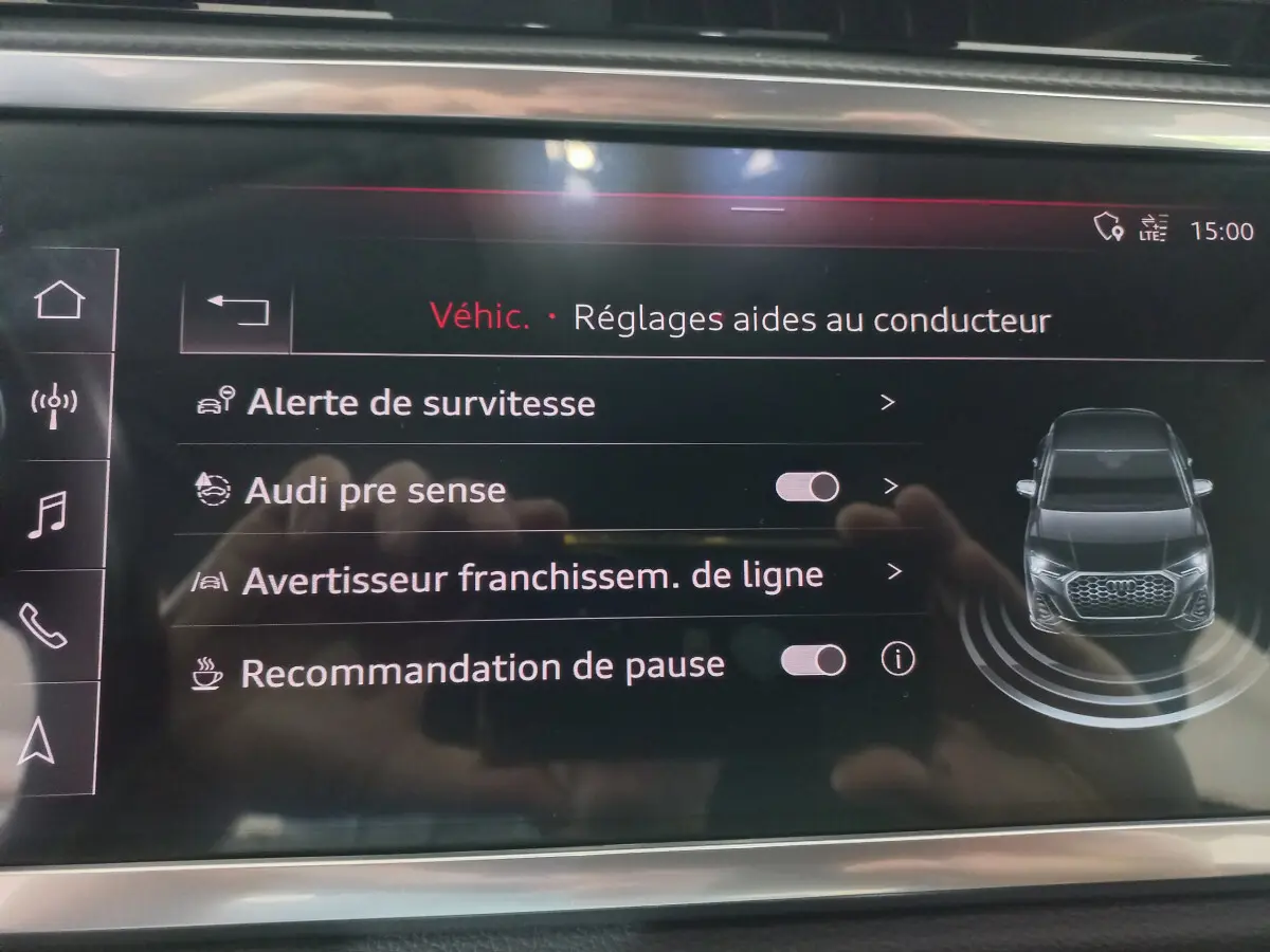 Écran tactile intérieur affichant les aides à la conduite du tableau de bord de l’Audi Q3 Sportback noir.