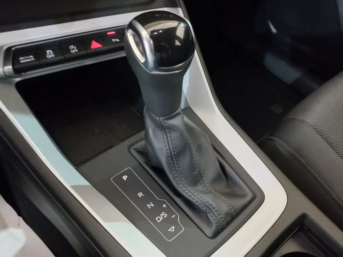 Le levier de vitesses automatique noir de l'Audi Q3 Sportback 35 TDI, vu en gros plan côté console centrale.