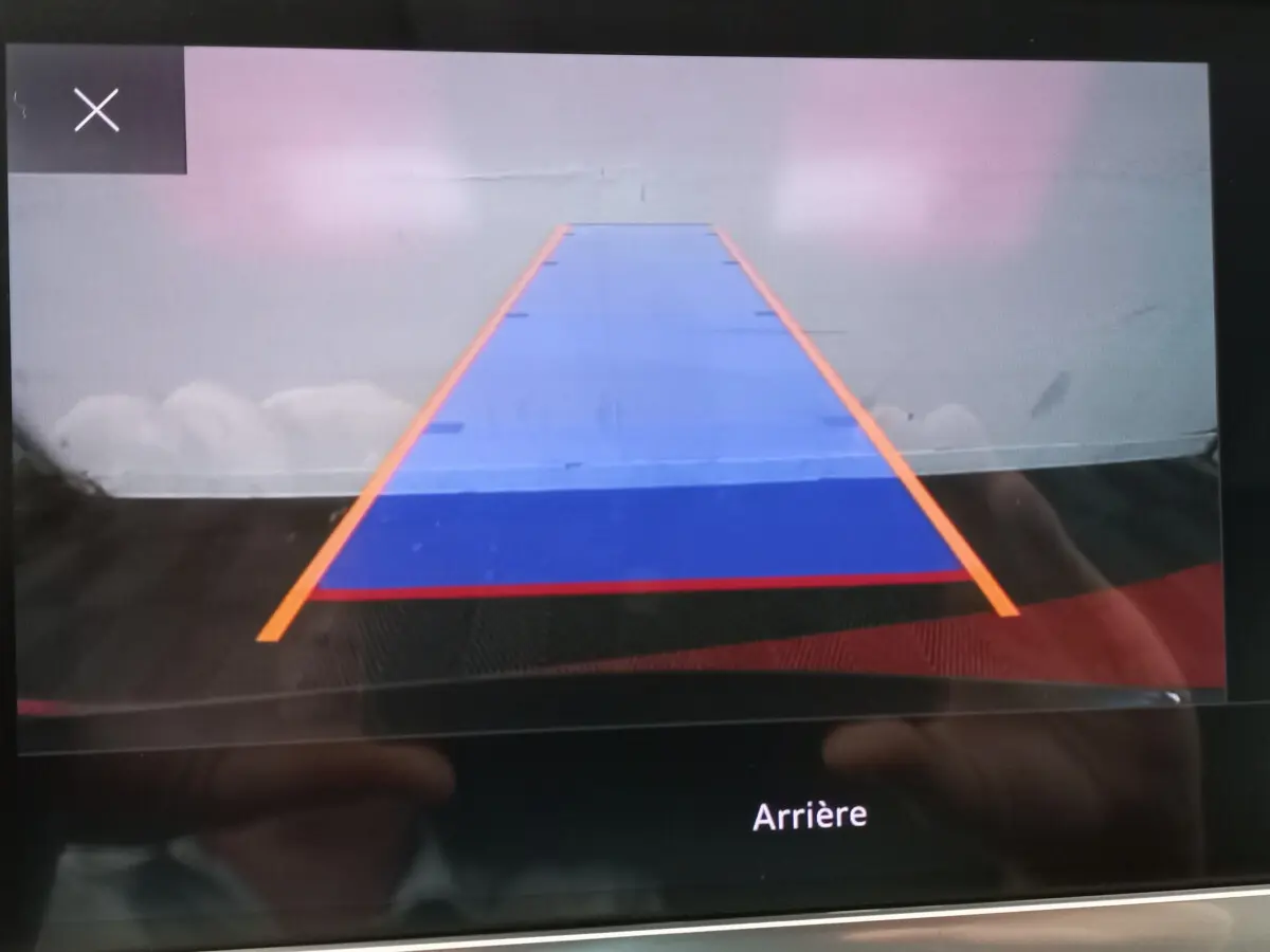 Vue arrière de l'Audi Q3 Sportback noir affichée sur l'écran de la caméra de recul avec guidage coloré.