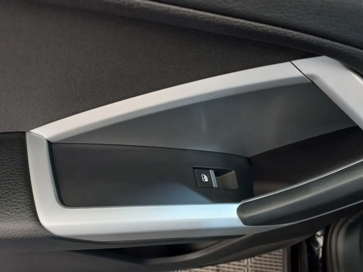 Détail de la commande de lève-vitre côté conducteur de l'Audi Q3 Sportback noir, finition Business Line 2020.