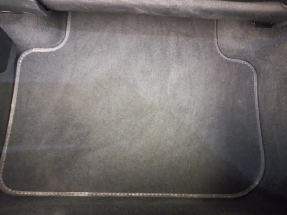 Tapis de sol noir de l'Audi Q3 Sportback 35 TDI 150 S tronic Business Line vu de dessus, sans autres éléments visibles.