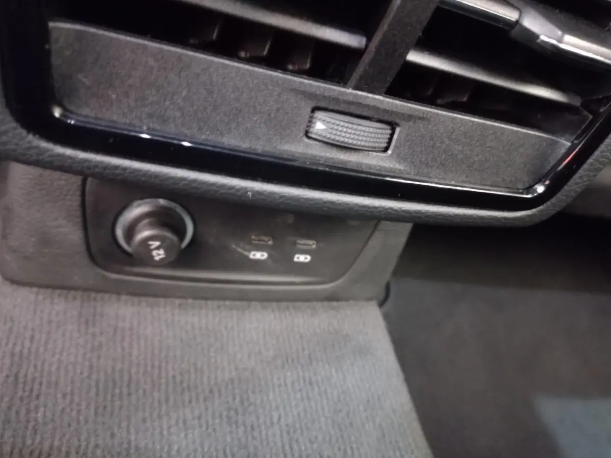 Prise 12V et ports USB noirs sous la sortie d'air dans l'habitacle de l'Audi Q3 Sportback 35 TDI 2020.
