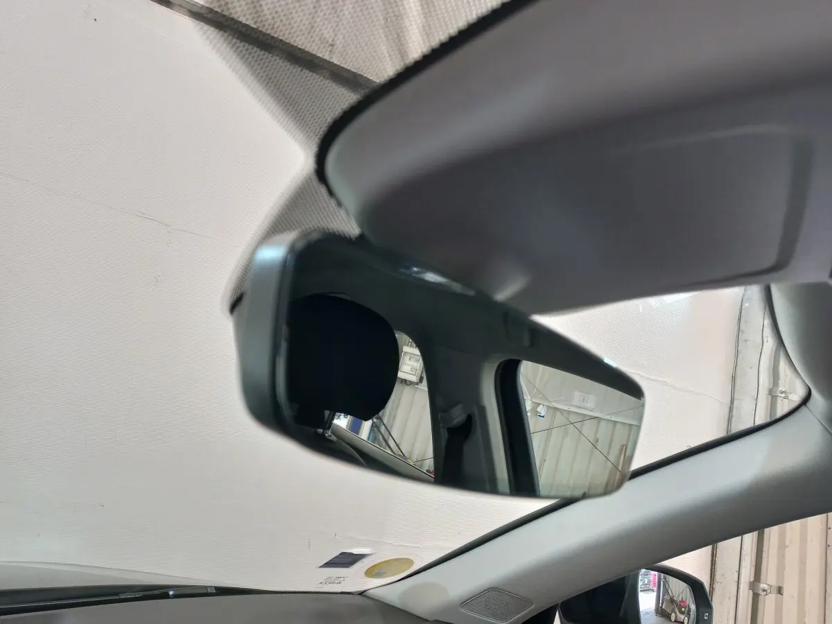 Rétroviseur intérieur de l'Audi Q3 Sportback noir 2020, avec vue partielle sur l'appui-tête et la portière côté gauche.