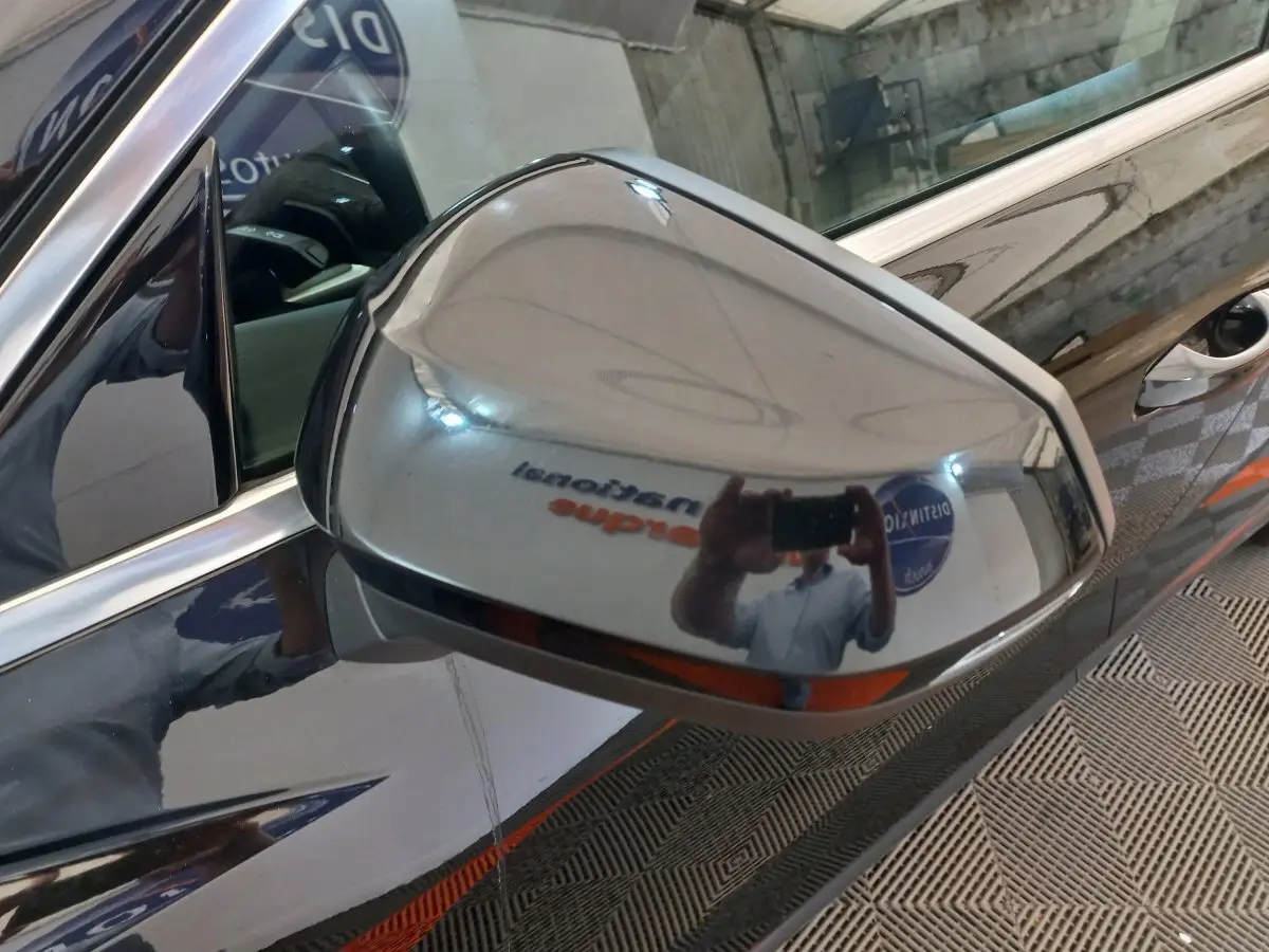 Rétroviseur côté gauche noir brillant de l'Audi Q3 Sportback 35 TDI 150 S Tronic Business Line 2020.