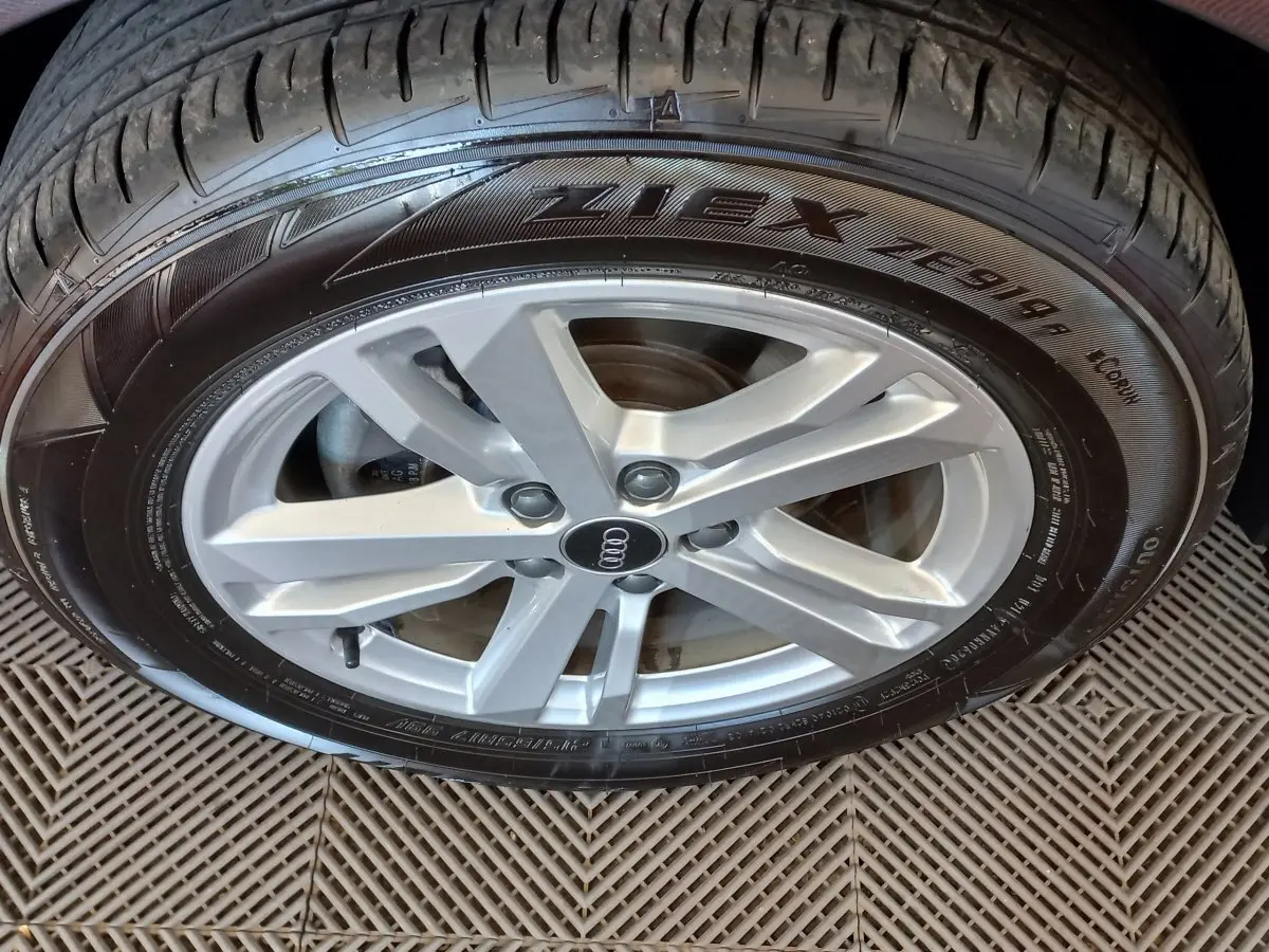 Gros plan sur la jante argentée et le pneu noir d'un Audi Q3 Sportback 35 TDI 150 S tronic Business Line.