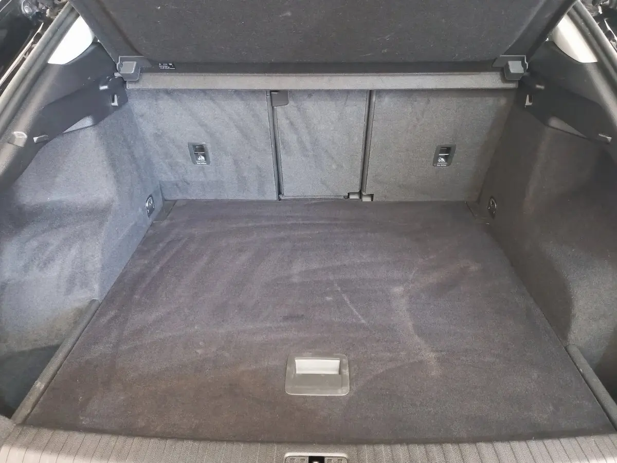 Coffre spacieux noir de l'Audi Q3 Sportback 35 TDI, vu de face avec banquette arrière rabattue.