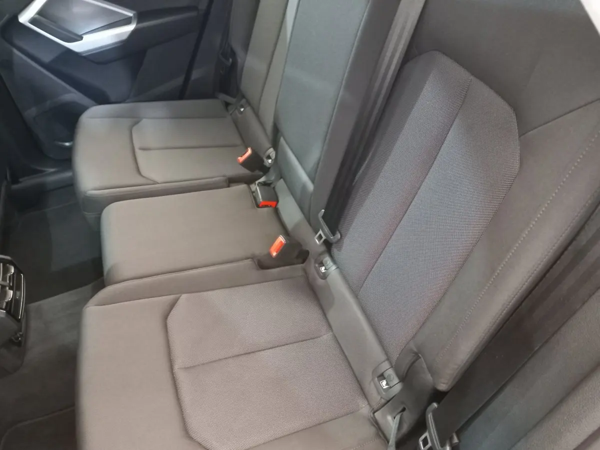 Vue intérieure côté droit des sièges arrière en tissu gris foncé de l'Audi Q3 Sportback noir 2020.