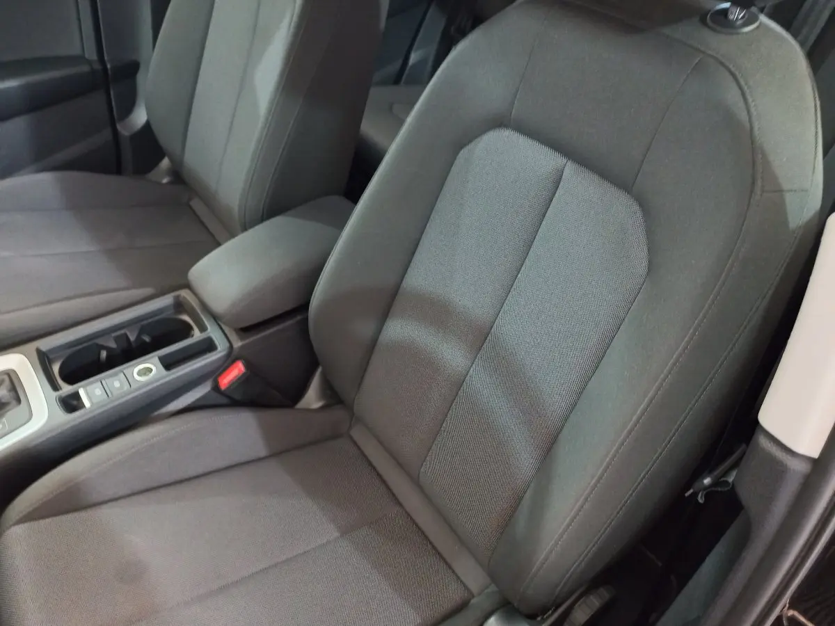 Gros plan sur les sièges avant gris foncé et la console centrale d’un Audi Q3 Sportback noir 2020.