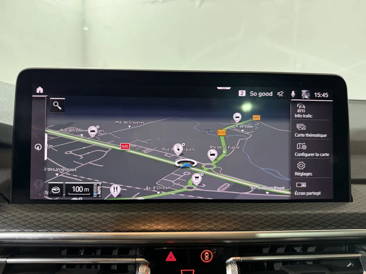 Écran tactile central affichant la navigation 3D du BMW X3 xDrive30e 2023, tableau de bord moderne noir.