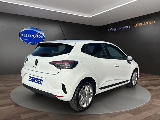 Vue 3/4 arrière droite d'une Renault Clio V blanche avec feux arrière Full LED et enjoliveurs 16'' Amiticia.