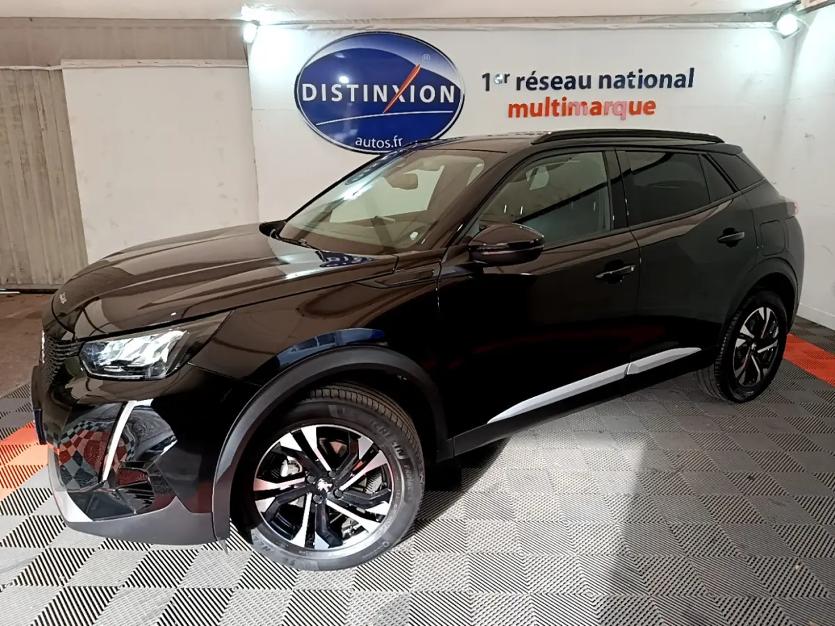 Peugeot 2008 noir vue 3/4 avant droit, avec jantes alliage et toit noir brillant en showroom.