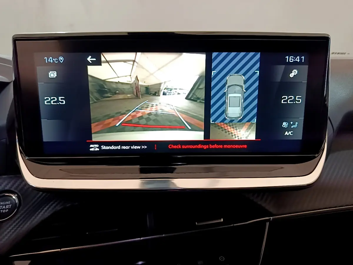 Écran tactile central du Peugeot 2008 noir 2021 affichant la caméra de recul et l'aide au stationnement arrière.