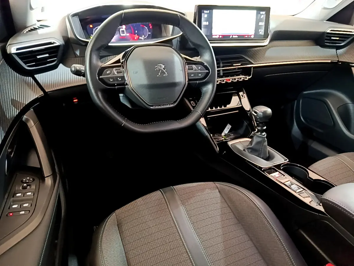 Intérieur du Peugeot 2008 PureTech 130, vue de face sur le volant cuir, tableau de bord numérique et écran tactile central.