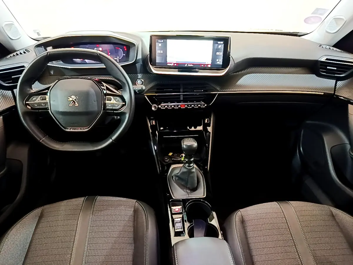 Intérieur Peugeot 2008 PureTech 130 noir, vue frontale du poste de conduite avec volant cuir et écran tactile central.