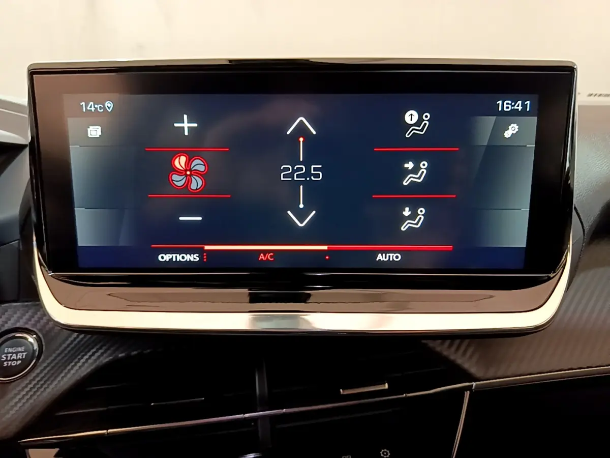 Écran tactile central affichant la climatisation à 22,5°C dans l'habitacle noir du Peugeot 2008 PureTech 130 S&S Allure Business 2021