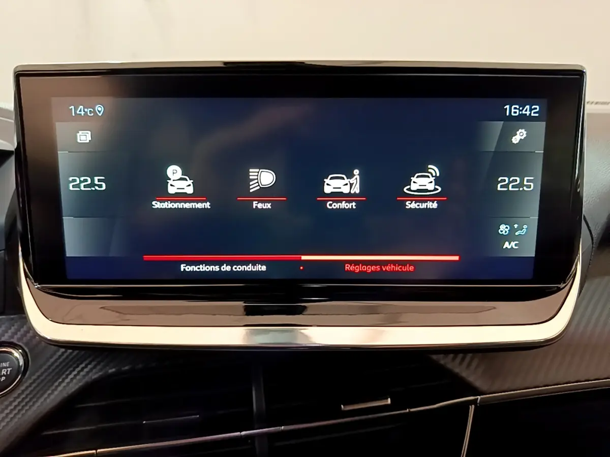 Écran tactile 10 pouces du tableau de bord du Peugeot 2008 noir, affichant les réglages de conduite et climatisation.