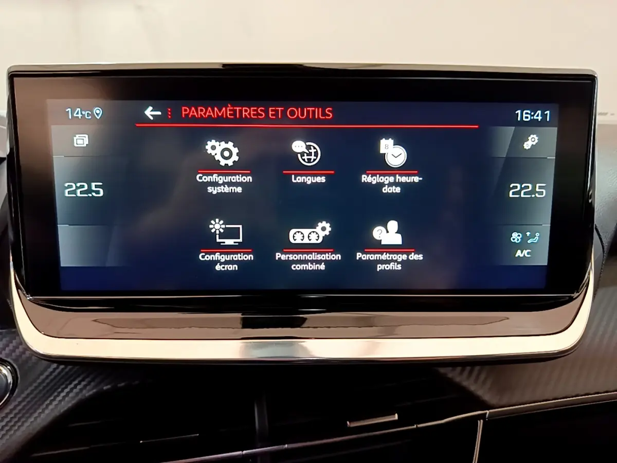 Écran tactile central de 10 pouces affichant le menu paramètres dans l'habitacle du Peugeot 2008 noir.