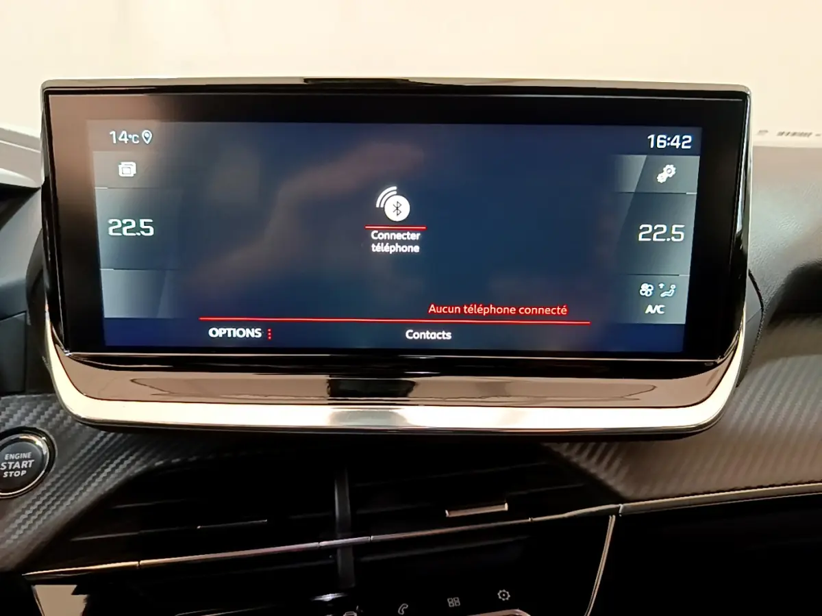 Écran tactile central de la Peugeot 2008 PureTech 130 noir, affichant la connexion Bluetooth et la climatisation à 22,5°C.