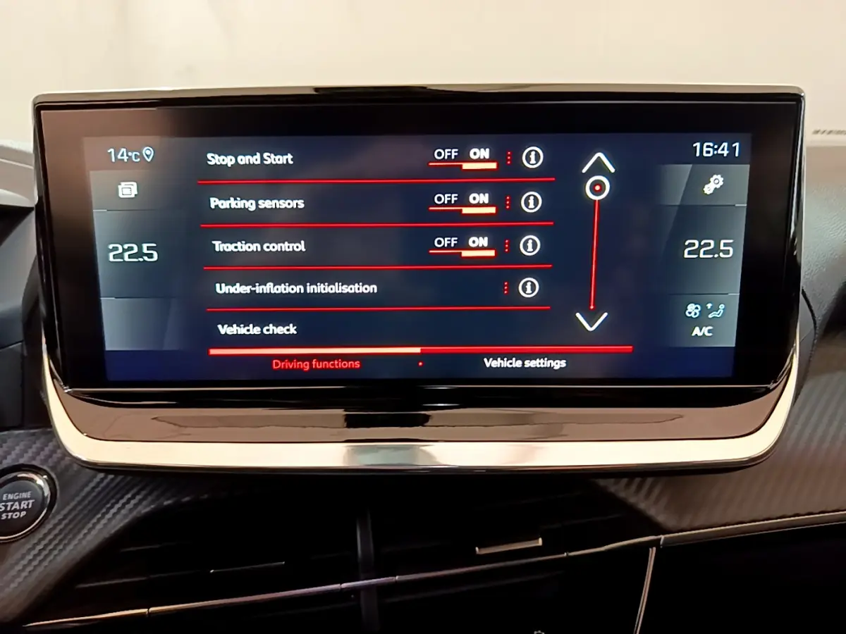 Écran tactile central du tableau de bord du Peugeot 2008 PureTech 130, affichant les réglages de conduite.